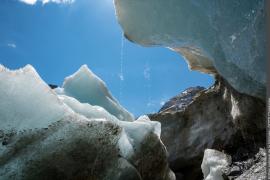 henal creusé par l'eau dans la glace de la langue terminale du glacier de Rhèmes-Golette