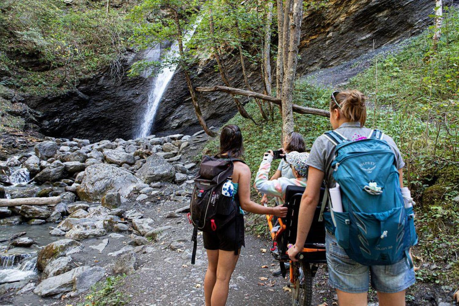 Sortie handi-nature, cascade de la Pissette, septembre 2023 © Thierry Maillet – Parc national des Ecrins