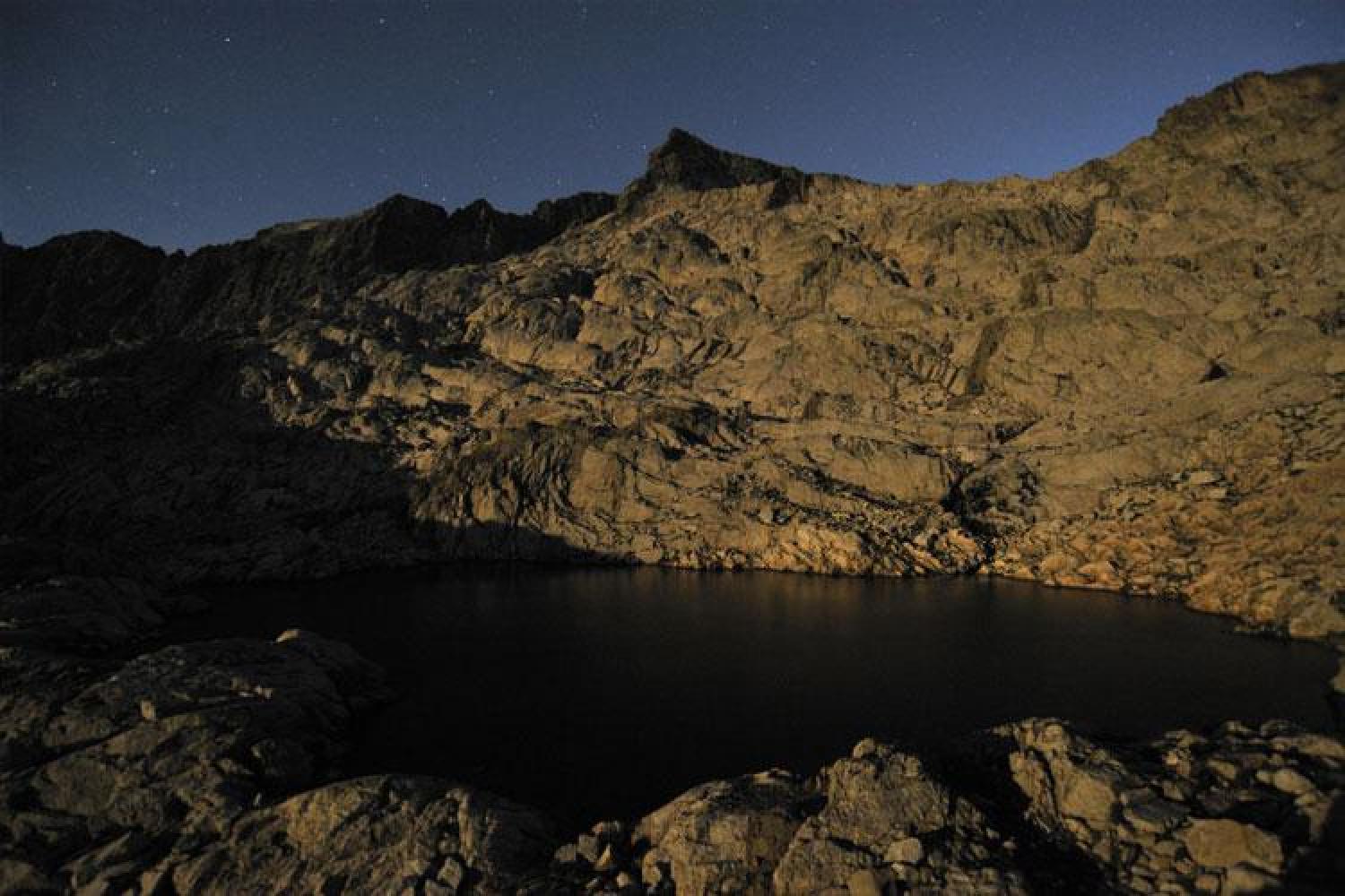 lac_des_tuts_une_nuit_de_pleine_lune_val_dazun_c_l._nedelec_-_parc_national_des_pyrenees.jpg